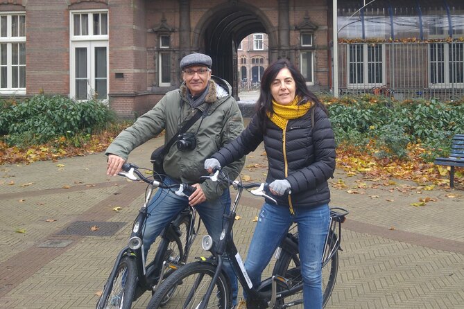 Daily group bike tour in Spanish. - Coffee, apple pie, or Dutch craft beer at ’t Blauwe Theehuis