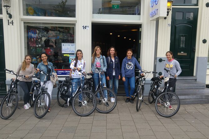 Daily group bike tour in Spanish. - Museum Square and the best photo angle