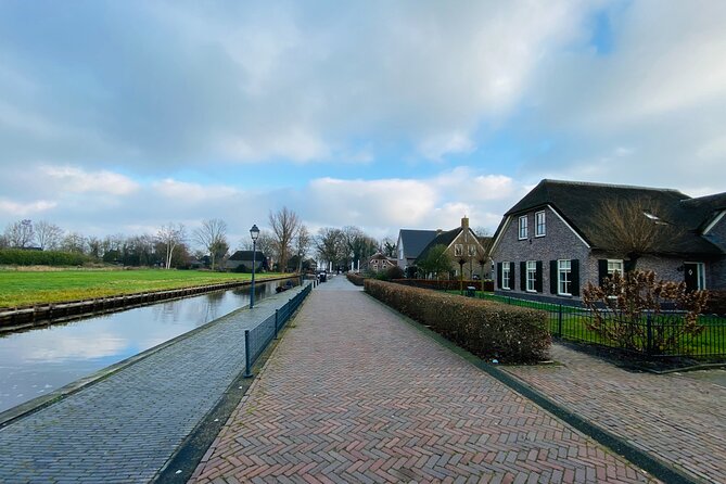 Day Tour Giethoorn, Afsluitdijk and Zaanse Schans with Boat Cruise - Guides, vans, and the long day on the road