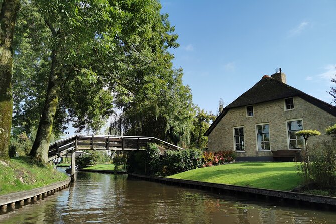 Day Tour Giethoorn, Afsluitdijk and Zaanse Schans with Boat Cruise - Giethoorn by boat: the day’s main event
