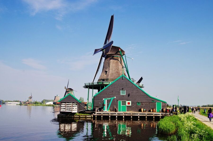 Day Trip to Zaanse Schans, Volendam and Marken - Cheese and stroopwafels add a useful taste of Dutch culture