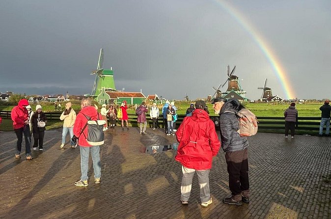 Daytrip Tour from Amsterdam to Zaanse Schans and Giethoorn - The guide can make a large group feel manageable