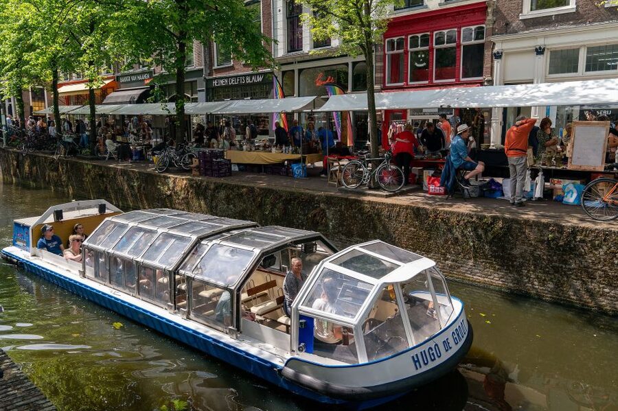 Delft: Canal Cruise with Guided Commentary - Canal houses, churches, and old bridges