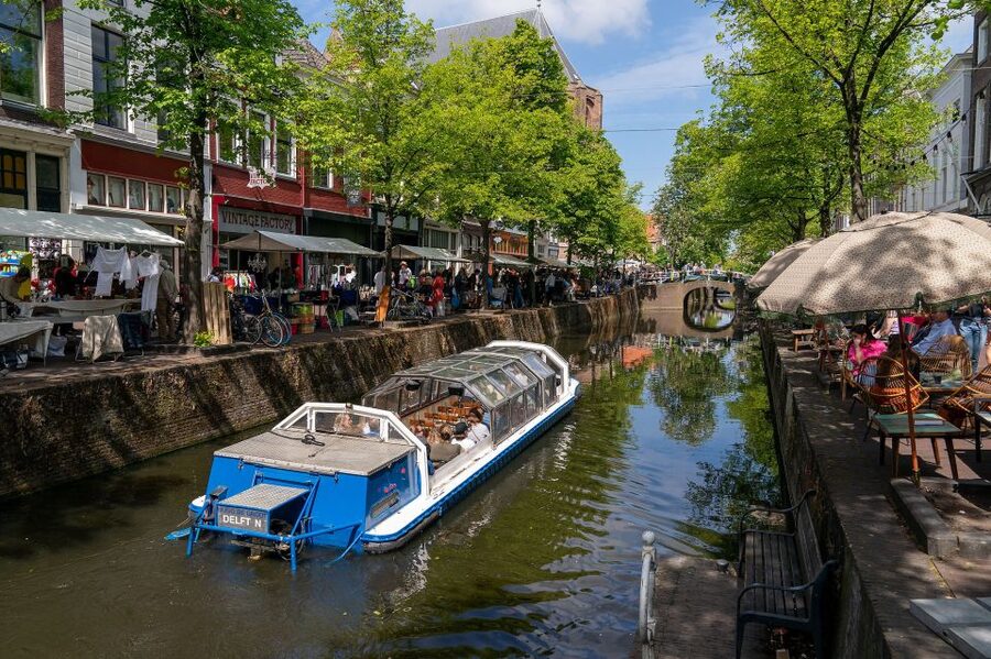 Delft: Canal Cruise with Guided Commentary - Delft Blue, Vermeer, and Dutch history