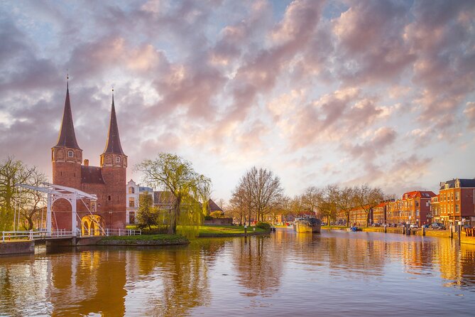 Delft: City Walk with Audio Guide in 7 Languages on your Phone - House of Vermeer and Delft Blue Pottery