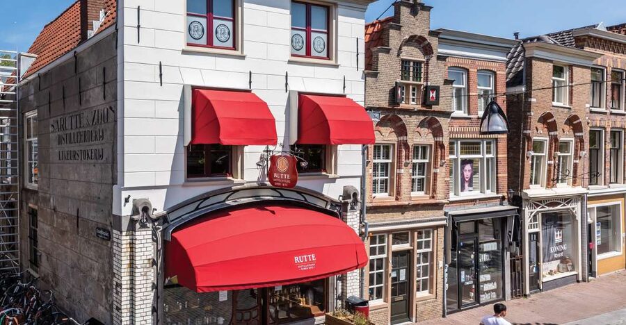 Dordrecht: Distillery Tour with Dutch Gin & Genever Tasting - Seeing the pot still and production tools