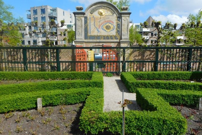 e-Scavenger hunt Groningen: Explore the city at your own pace - A city walk with a puzzle layer