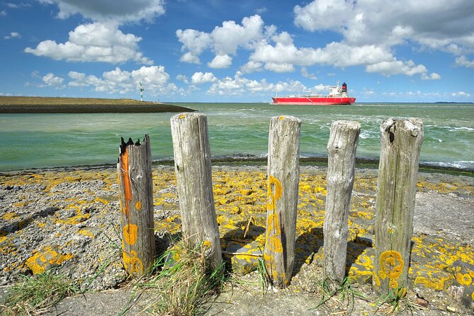 e-Scavenger hunt Terneuzen: Explore the city at your own pace - The port lock complex and Terneuzen’s working side