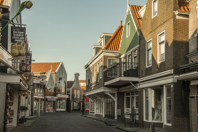 e-Scavenger hunt Volendam: Explore the city at your own pace - The old harbor, harbor lights, and the busy dike