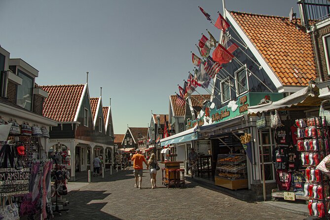 e-Scavenger hunt Volendam: Explore the city at your own pace - The Wooden Shoe Factory and Dutch craft
