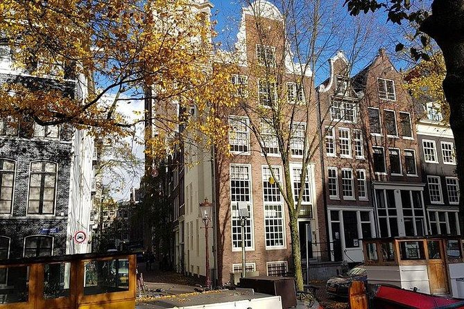 Elisabeth's Tailor made tours and services in Amsterdam and the Netherlands. - The former town hall of Nieuwer-Amstel changes the shopping lens