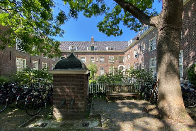 Explore hidden streets with friends - A smart way to get your Amsterdam bearings