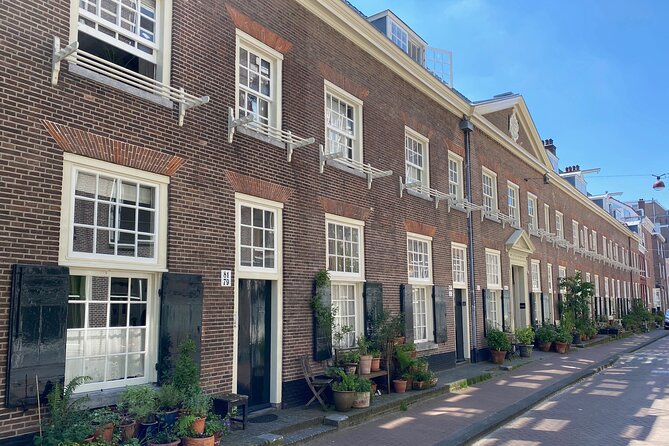 Explore hidden streets with friends - Private Tour - Crossing the canal ring and reading the city’s growth