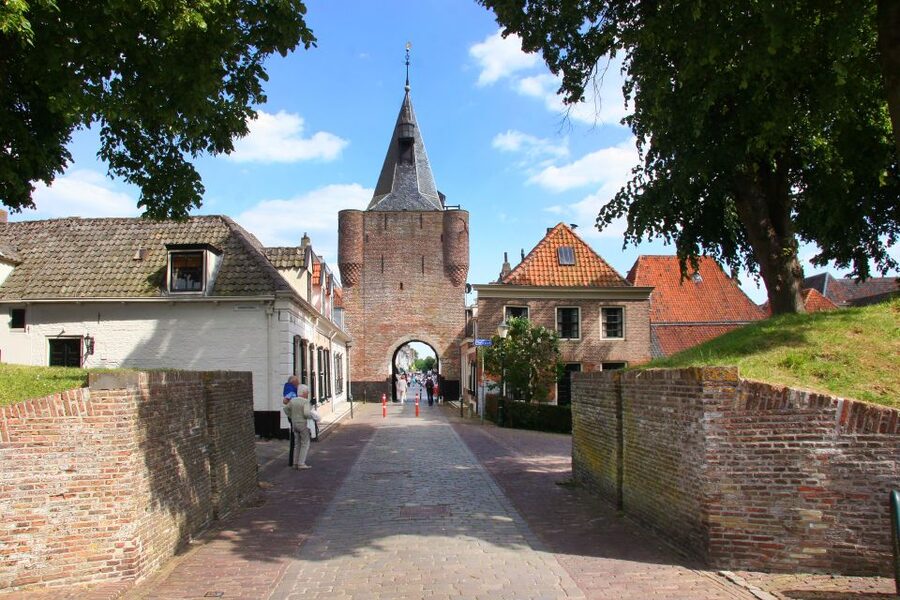 From Amsterdam: 4 Provinces Highlights Van Tour - Walking the canal streets of Sloten