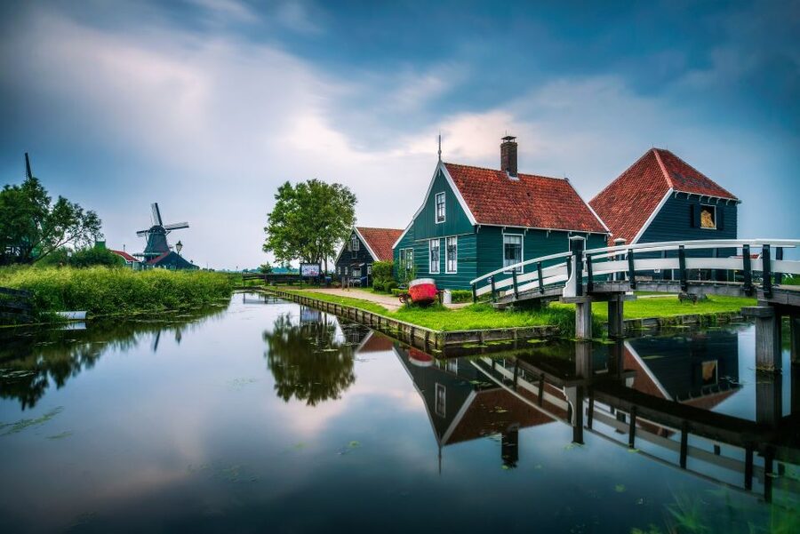From Amsterdam: 4 Provinces Highlights Van Tour - Food, walking, and the real pace of the day