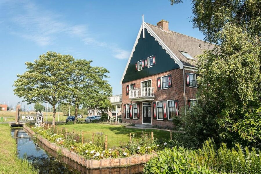 From Amsterdam; Alkmaar Cheese market & Zaanse Schans - Who should choose this six-hour outing?