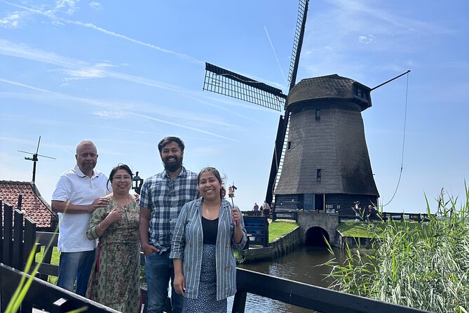 From Amsterdam: Giethoorn Day Trip with Canal & Village Tour - Arriving in Giethoorn by canal
