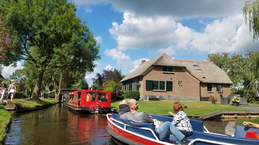 From Amsterdam: Giethoorn Day Trip with Small Electric Boat - What the $151 Price Really Covers