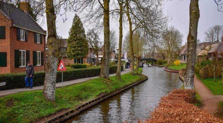 From Amsterdam: Giethoorn Guided Day Trip with Canal Cruise - Why Giethoorn makes a good day away from Amsterdam