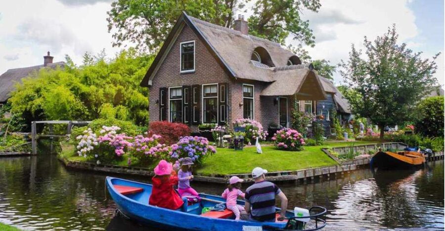 From Amsterdam: Giethoorn Guided Day Trip with Canal Cruise - The coach ride through the Dutch countryside