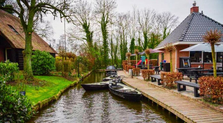 From Amsterdam: Giethoorn Guided Day Trip with Canal Cruise - The guides are a major part of the value