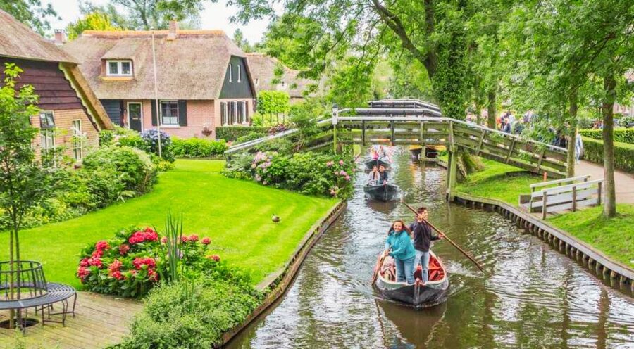 From Amsterdam: Giethoorn Guided Day Trip with Canal Cruise - Meeting at Prins Hendrikkade 59 near Central Station