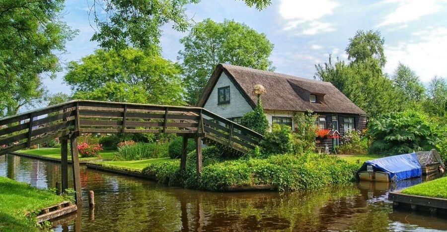 From Amsterdam: Giethoorn Sightseeing Tour and Canal Cruise - Why Giethoorn makes a good escape from Amsterdam