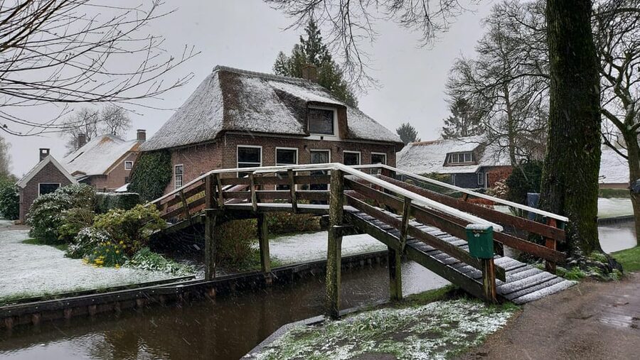 From Amsterdam: Giethoorn Small Group Tour with Boat Ride - Arriving early in Giethoorn