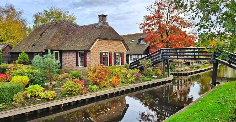 From Amsterdam: Giethoorn & Zaanse Schans Tour w/ Small Boat - Two classic Dutch scenes in one long day