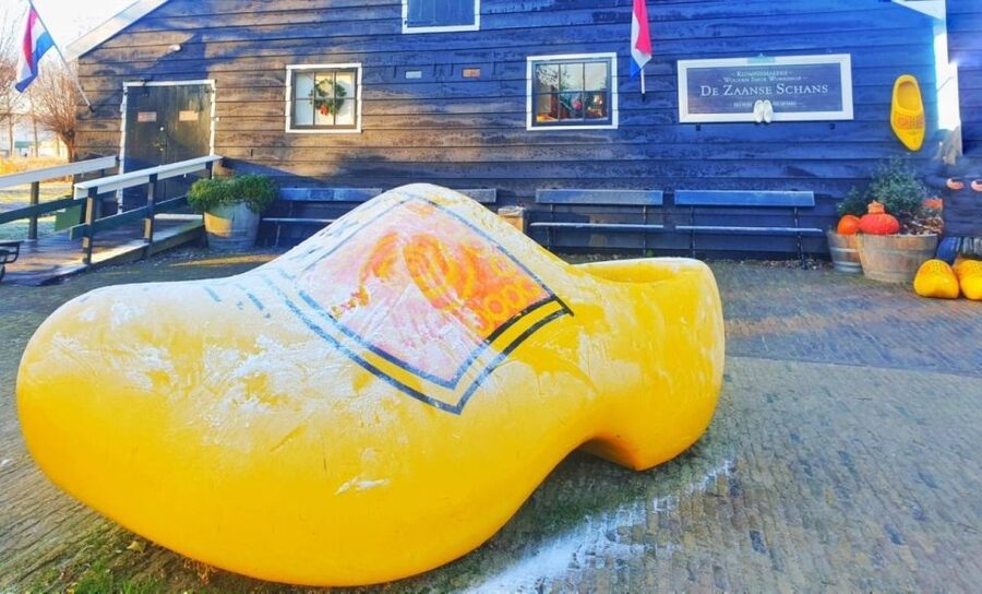 From Amsterdam: Giethoorn & Zaanse Schans Tour w/ Small Boat - The road north to Giethoorn
