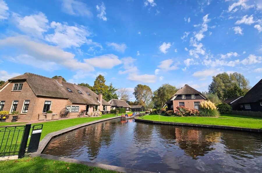 From Amsterdam: Giethoorn & Zaanse Schans Tour w/ Small Boat - Giethoorn by foot and canal