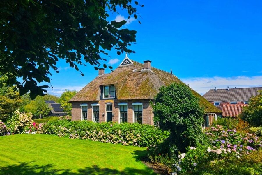 From Amsterdam: Giethoorn & Zaanse Schans Tour w/ Small Boat - Starting beside Amsterdam Central Station