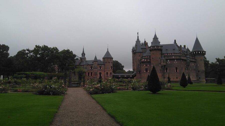 From Amsterdam: Muiderslot and De Haar Castle Tour - Muiderslot, a fortress with a storybook shape