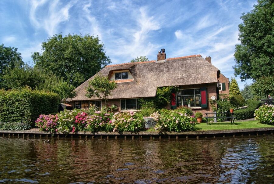 From Amsterdam: Private Sightseeing Tour to Giethoorn - Who should book this private Giethoorn trip?