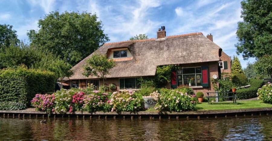 From Amsterdam: Private Tour to Giethoorn with Canal Cruise - First view of the thatched farms and bridges