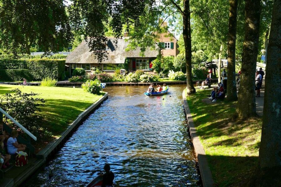 From Amsterdam: Private Tour to Giethoorn with Canal Cruise - Choosing between a guided cruise and sailing yourself