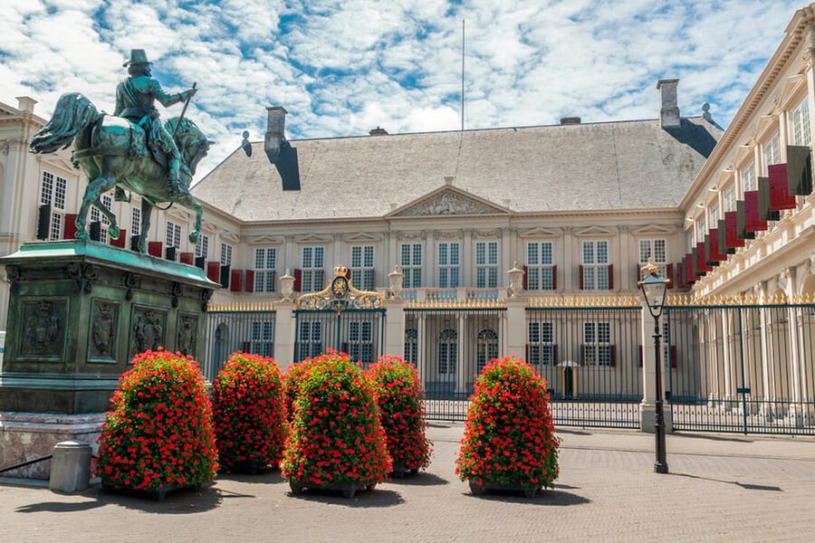 From Amsterdam: Rotterdam, The Hague & Delft Private Tour - What the private van changes