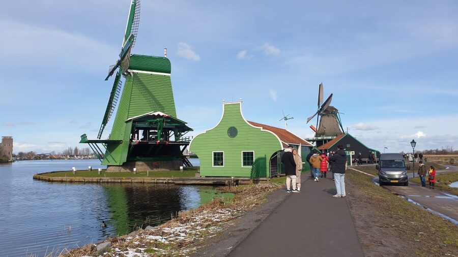 From Amsterdam: Small Group Zaanse Schans and Volendam Tour - Volendam and the old port at midday