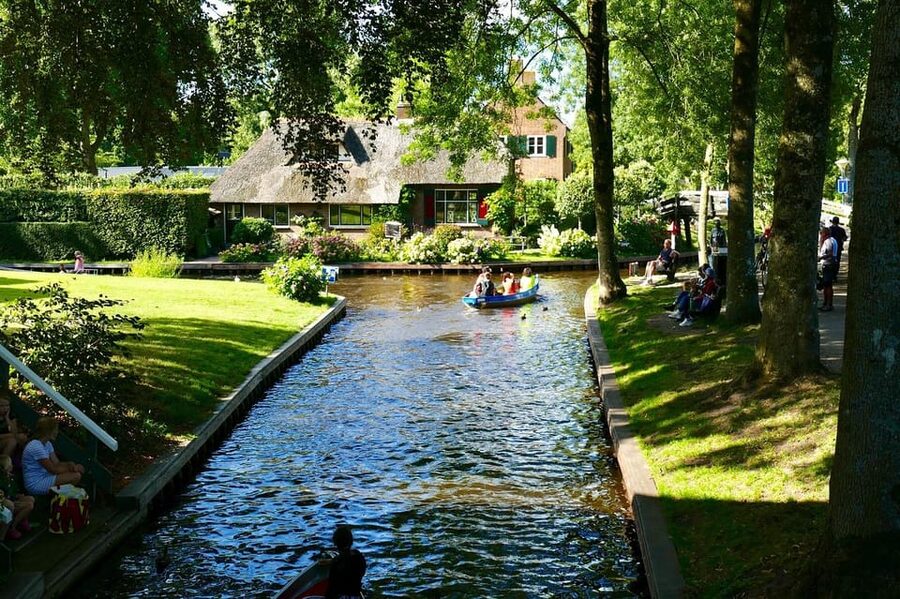 From Amsterdam: Zaanse Schans and Giethoorn Countryside Trip - Who should book this day trip?