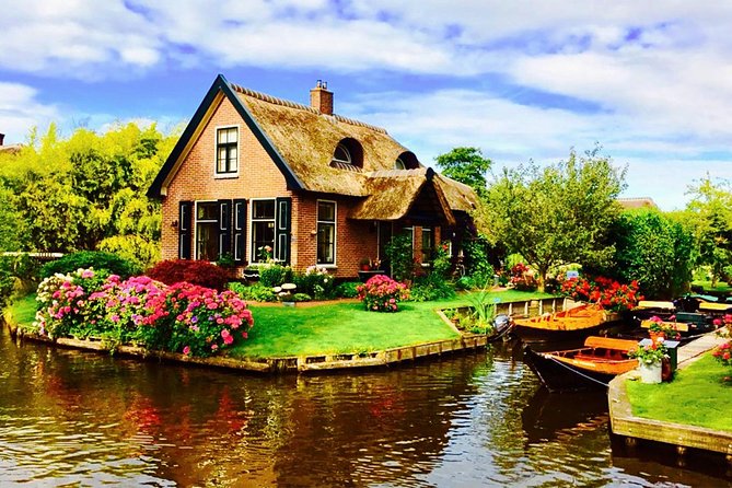 From Amsterdam: Zaanse Schans, Volendam, Giethoorn with Boat Tour - Group size, walking, and the pace of the day