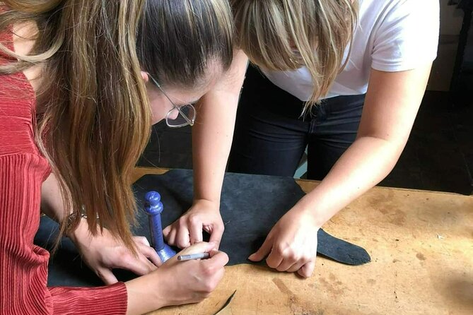 Genuine Leather Tote Bag Workshop in Leiden - Picking leather from the little market