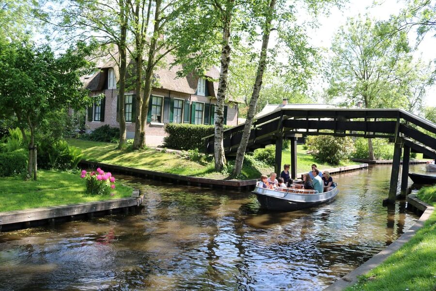 Giethoorn: 2,5 Hours 7 persons boat steeringwheel + cushions - Key points to know before you go