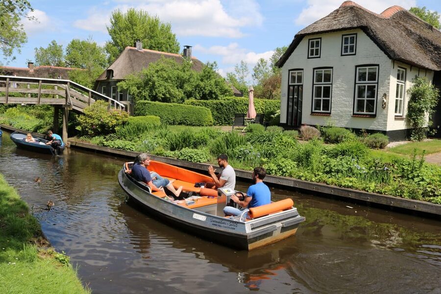 Giethoorn: 2,5 Hours 7 persons boat steeringwheel + cushions - Steering through the center of Giethoorn