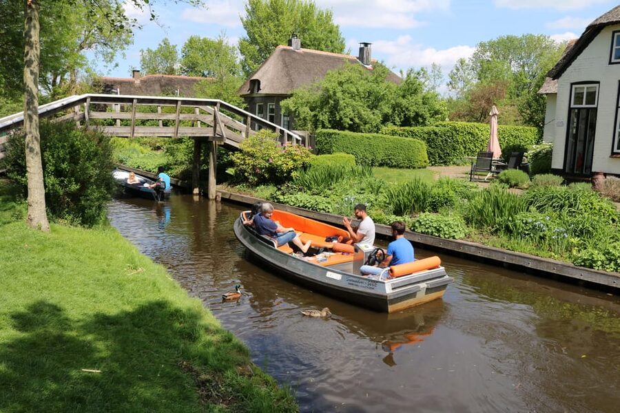 Giethoorn: 2,5 Hours 7 persons boat steeringwheel + cushions - What the boat rental includes