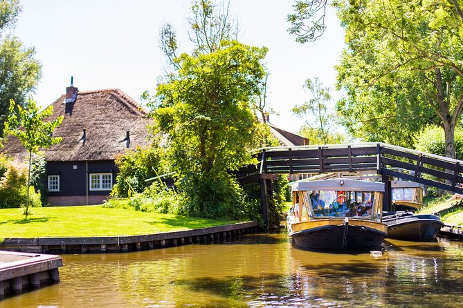 Giethoorn and Afsluitdijk Day Trip from Amsterdam with Boat Trip - The boat ride through Giethoorn