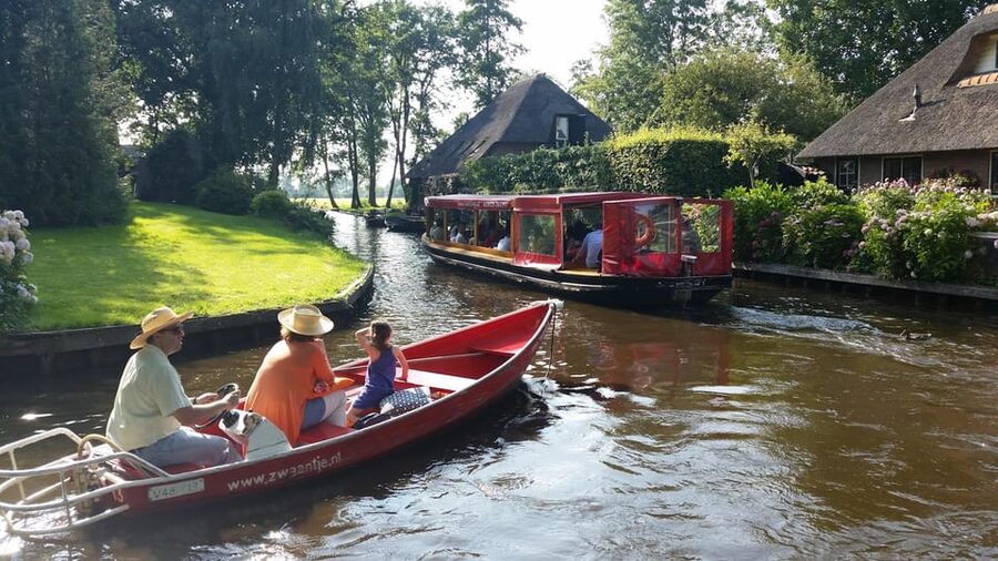Giethoorn: Canal cruise Giethoorn village and lake - Accessibility and comfort on board