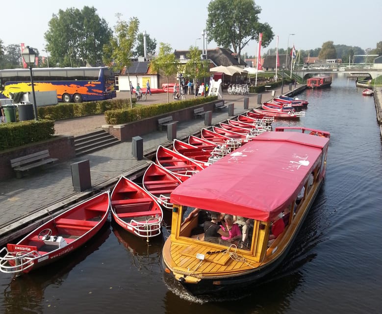 Giethoorn: Canal cruise Giethoorn village and lake - Who will enjoy this one-hour cruise most?