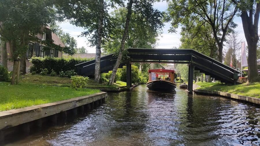 Giethoorn: Canal cruise Giethoorn village and lake - A quiet electric boat through the village