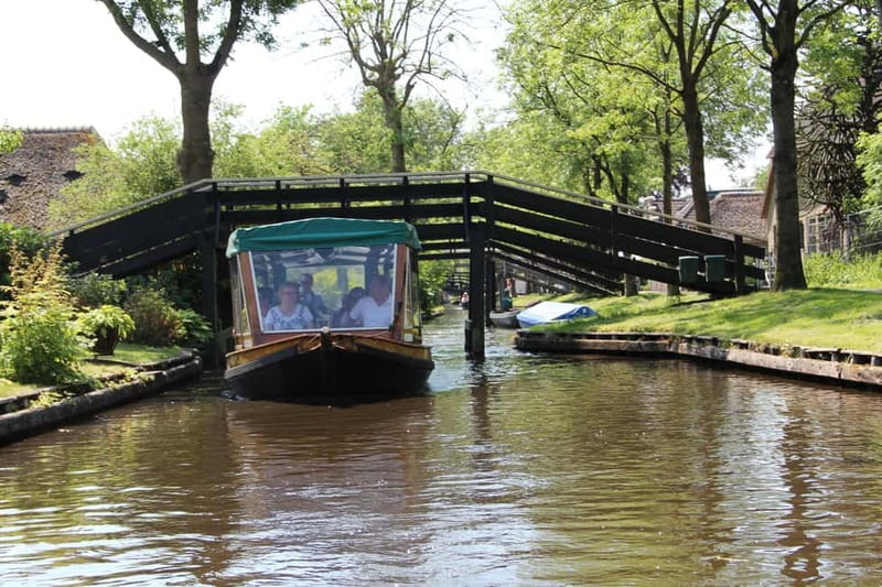 Giethoorn: Canal Cruise & lake Tour & Sightseeing Village - What you see from the heated boat