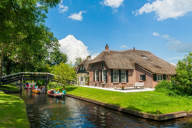 Giethoorn Day Trip from Amsterdam With Cruise and Cheeseplatter - One hour on Giethoorn’s canals